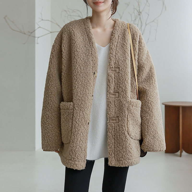 韩国代购大码女装2025靓丽冬装新款V领显瘦口袋羊羔绒保暖外套特1