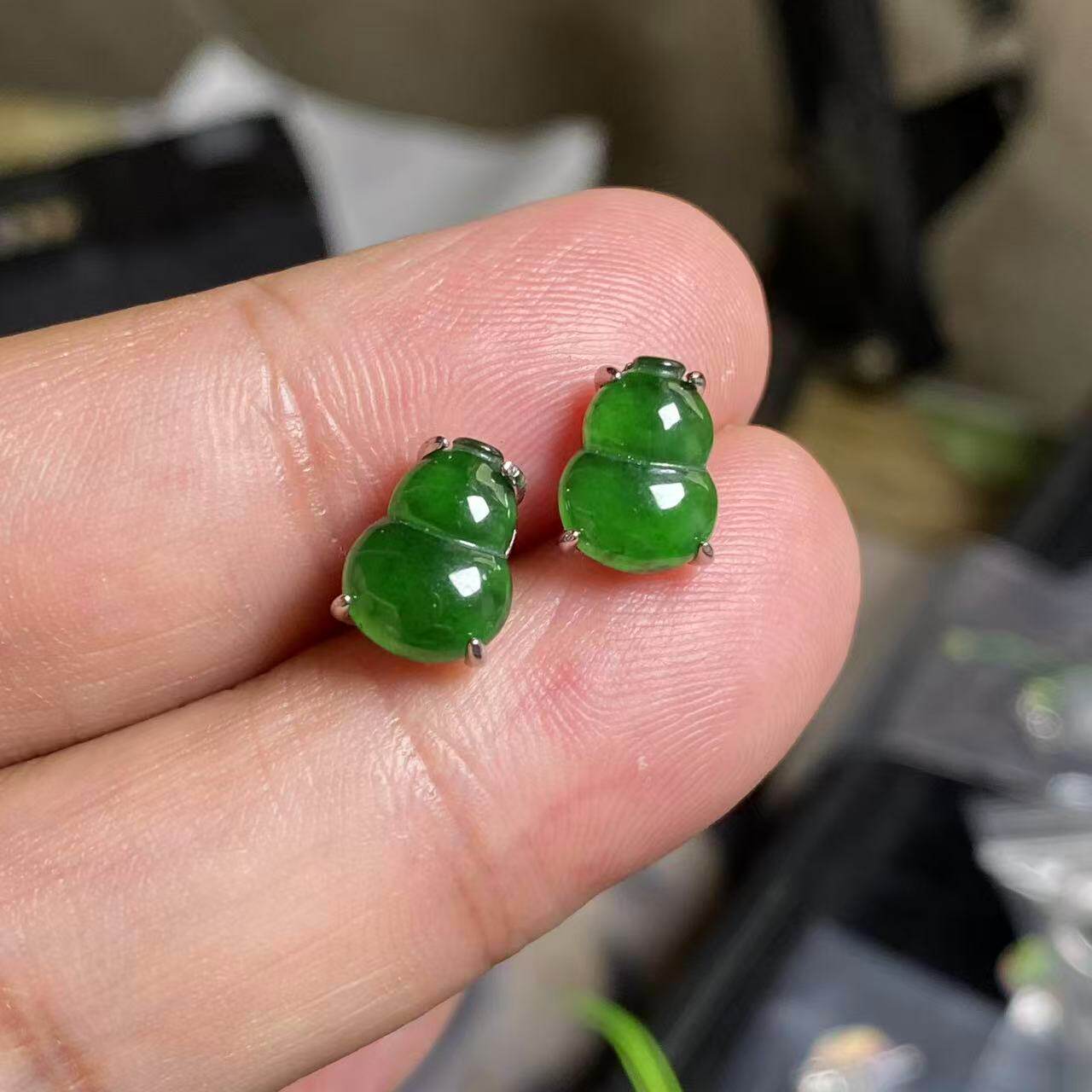 S925银镶嵌天然A货翡翠满色辣绿大葫芦玉石耳钉素款裸石约10*8mm