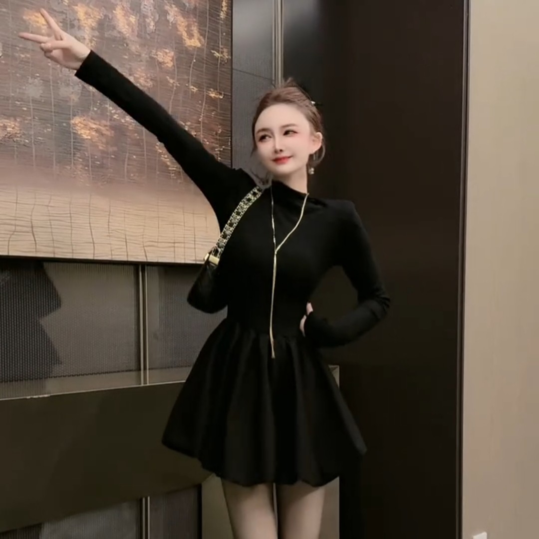 秋冬季小黑裙女辣妹赫本风黑色圆领连衣裙2025秋冬收腰蓬蓬裙