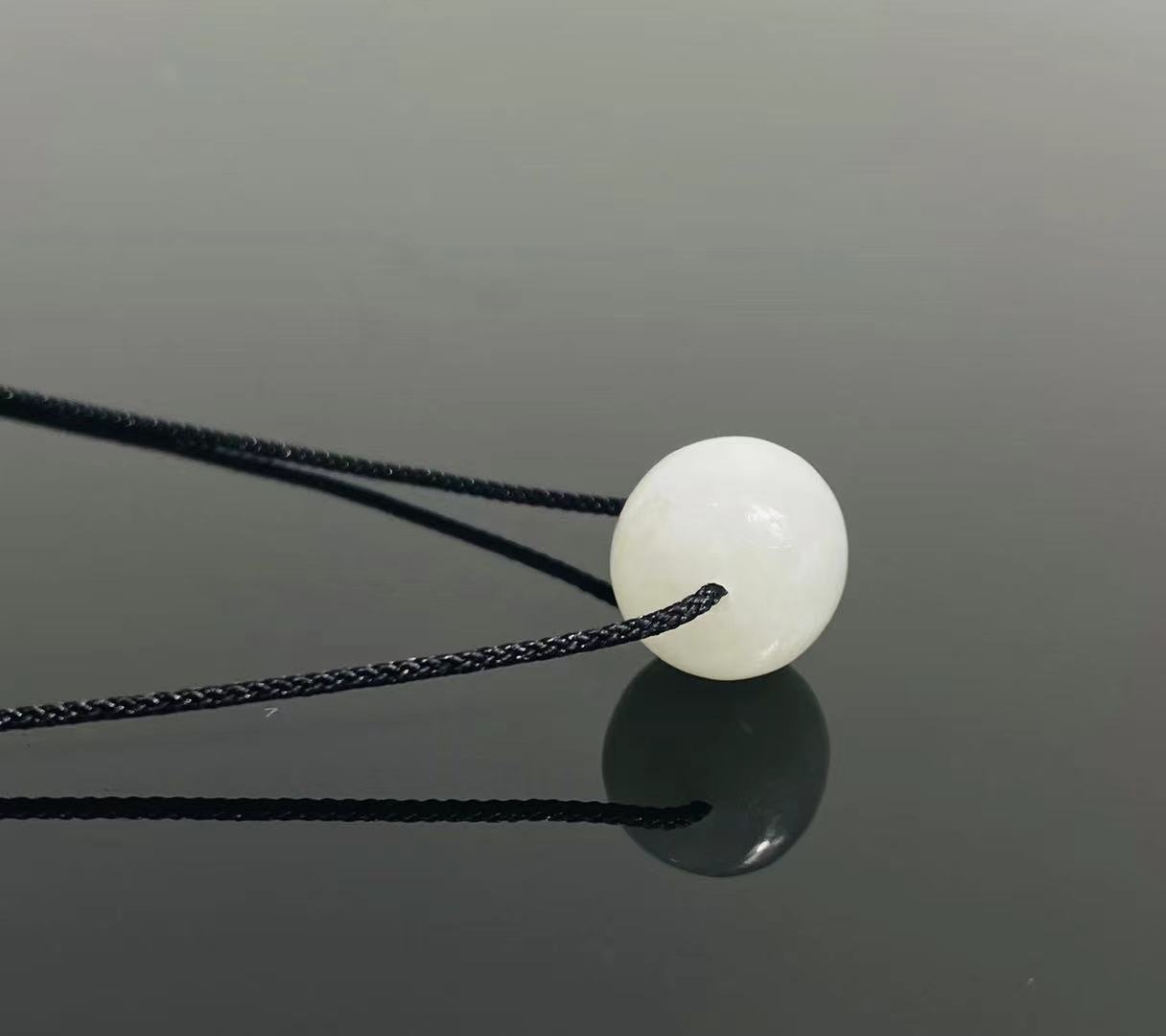 香港安伯曼和田白玉老形珠路路通编织黑绳项链左右11mm