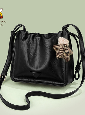 稻草人包包女士秋冬新款百搭高级感水桶包黑色小众斜挎包通勤女包