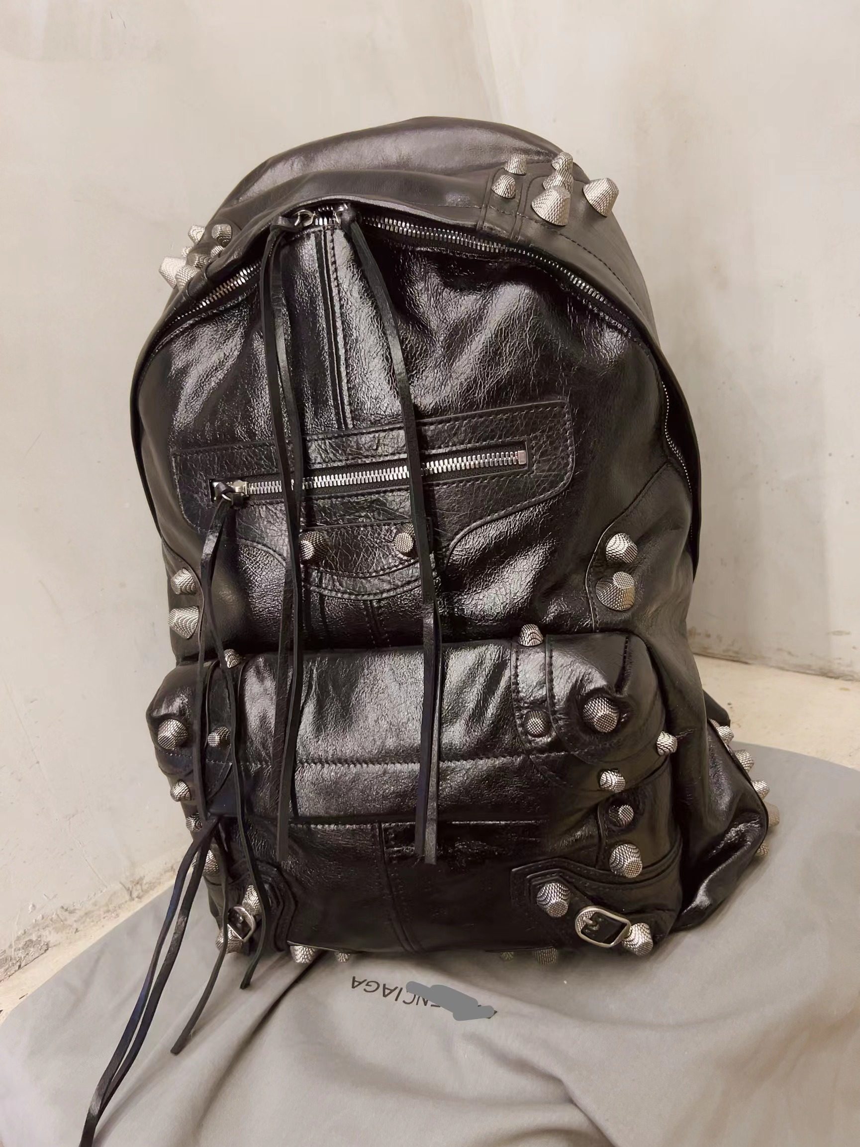 巴黎头层油蜡牛皮爆裂纹铆钉双肩包2025新款旅行大容量机车背包