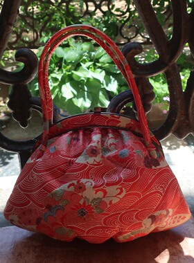 京都带回绝美日本童趣绘画正红色系庆典图案印花小牛皮蛙口手提包