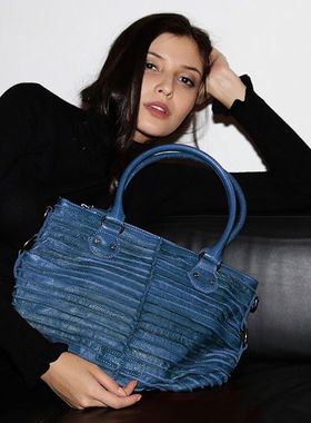 INS潮人款德国新贵FRED现货水洗驳条头层牛皮料单肩包（蓝色）