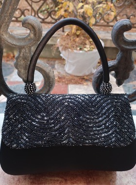 复古风配件卷土重來~~~日本带回黑色重工波浪纹绣珠翻盖款手提包