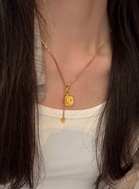 高级感小红书月亮一件代发锁骨