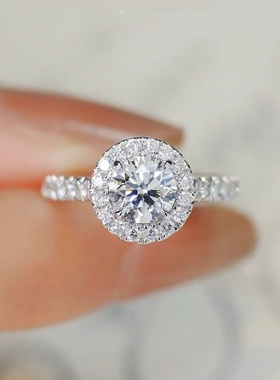 设计师S925纯银新款豪华圆包一克拉四爪莫桑石钻戒女求婚结婚戒指