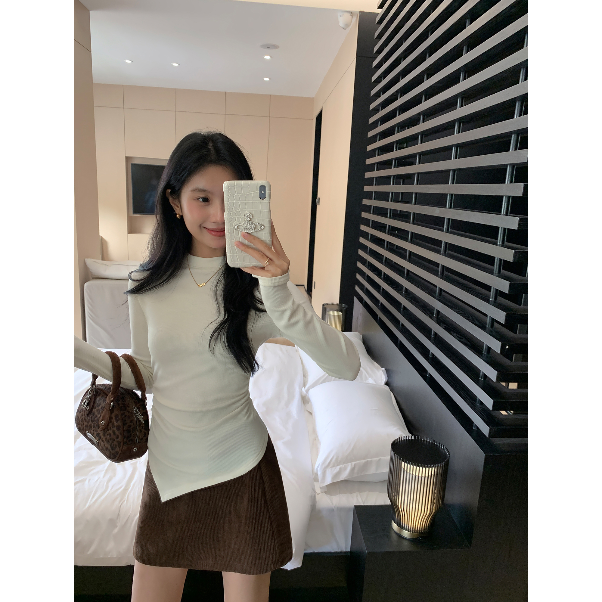 白色半高领针织上衣女秋冬