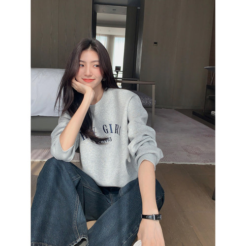 短款卫衣修饰身型，拉长身材比例