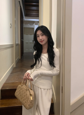 MULVAN【现货7折】 白色长袖t恤女秋季紧身后背U领设计感上衣