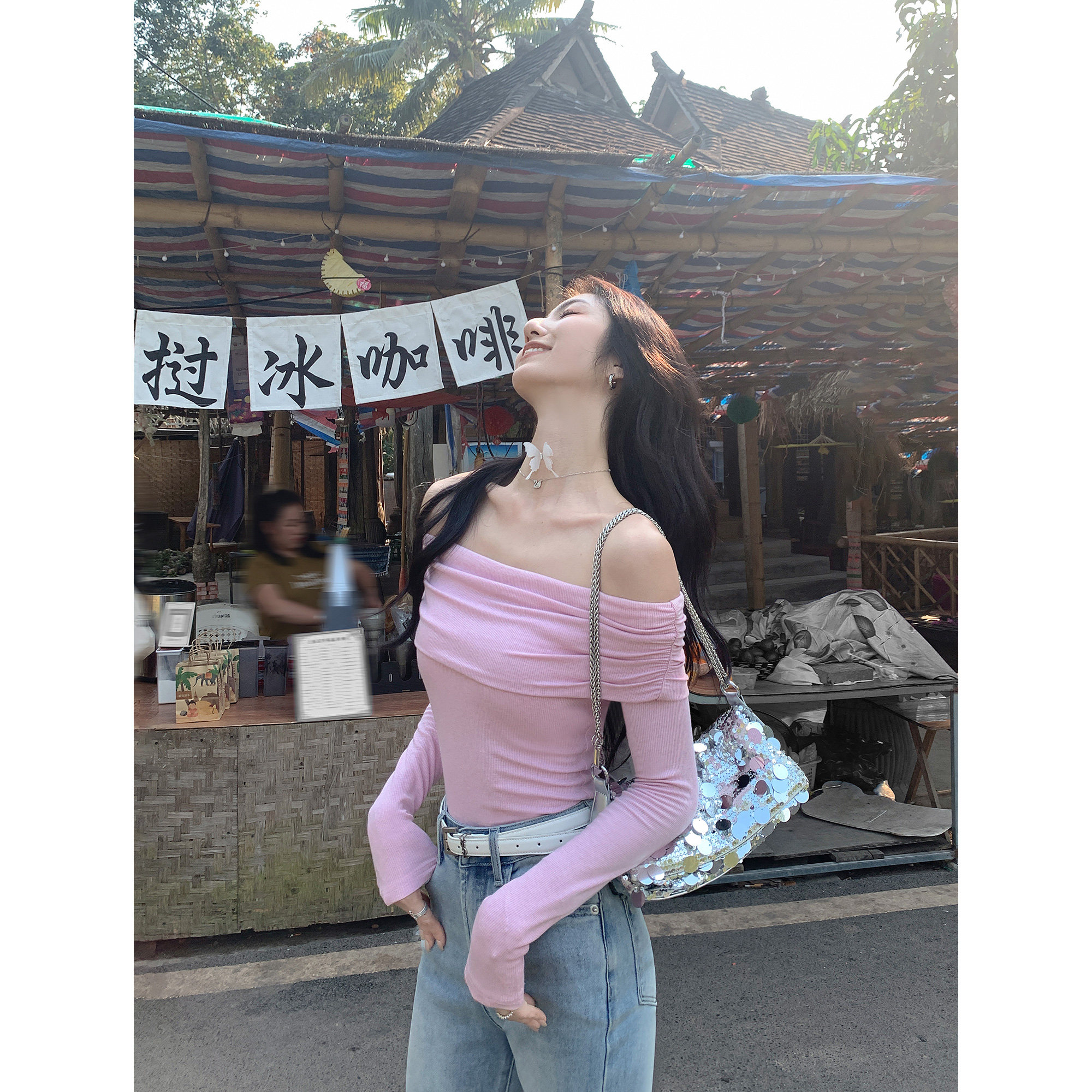 一字肩上衣侧边缩褶设计显瘦