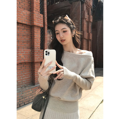 MULVAN 温柔陷阱 设计感撞色斜肩毛衣女露肩气质蝙蝠袖针织上衣