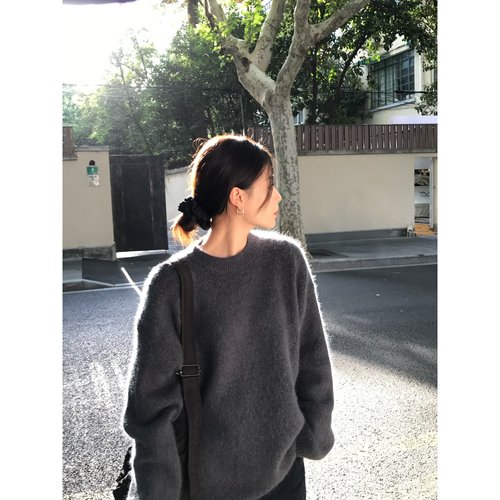 现货圆领松弛感深灰兔毛混纺毛衣