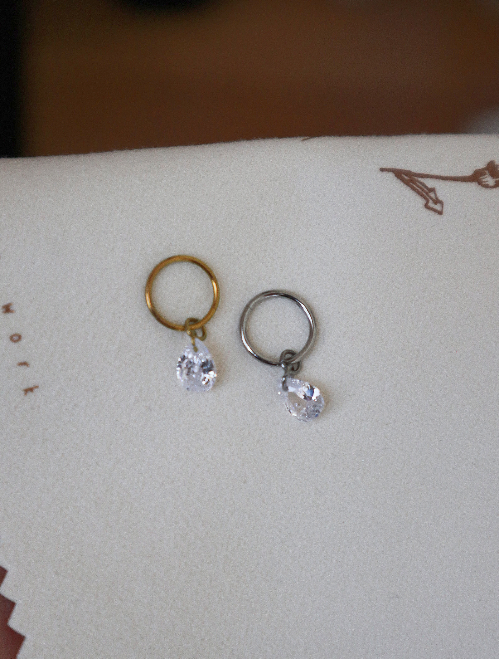 f136钛合金精致水滴锆石吊坠满钻耳圈Jennie同款耳环防过敏养耳洞