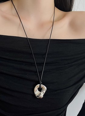 小众复古抽象镂空吊坠项链日韩极简时尚轻奢皮绳可调整毛衣链配饰