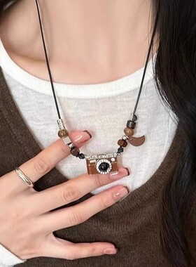 复古棕色相机吊坠项链女款小众个性毛衣链甜酷辣妹百搭锁骨链配饰