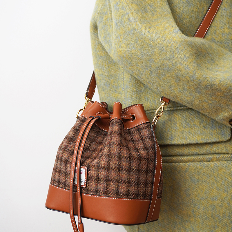 哈里斯粗花呢真皮抽绳水桶包