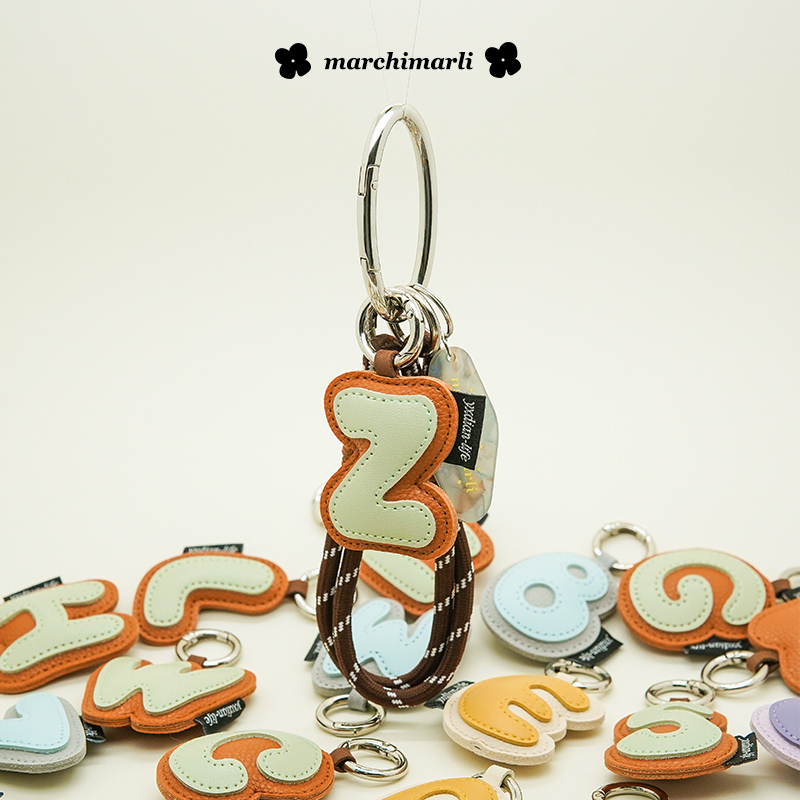原创设计英文字母组合miu系包挂件钥匙扣情侣挂饰包挂钥匙扣字母