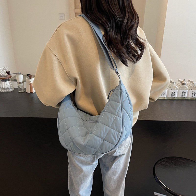 包包秋冬新款包包云朵褶皱大包女休闲轻便大容量饺子包斜挎包