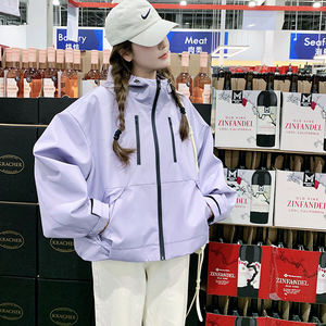 独特超好看紫色冲锋衣女春秋新款小个子高级感炸街短外套流行爆款图片