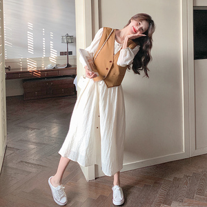 法式白色镂空连衣裙女2025春新款美拉德复古麂皮绒马甲长裙图片
