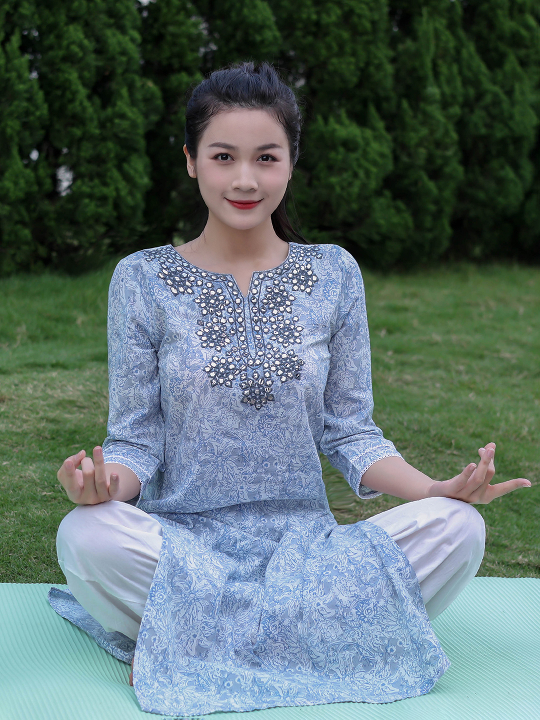 浅蓝色七分袖瑜伽服indjump