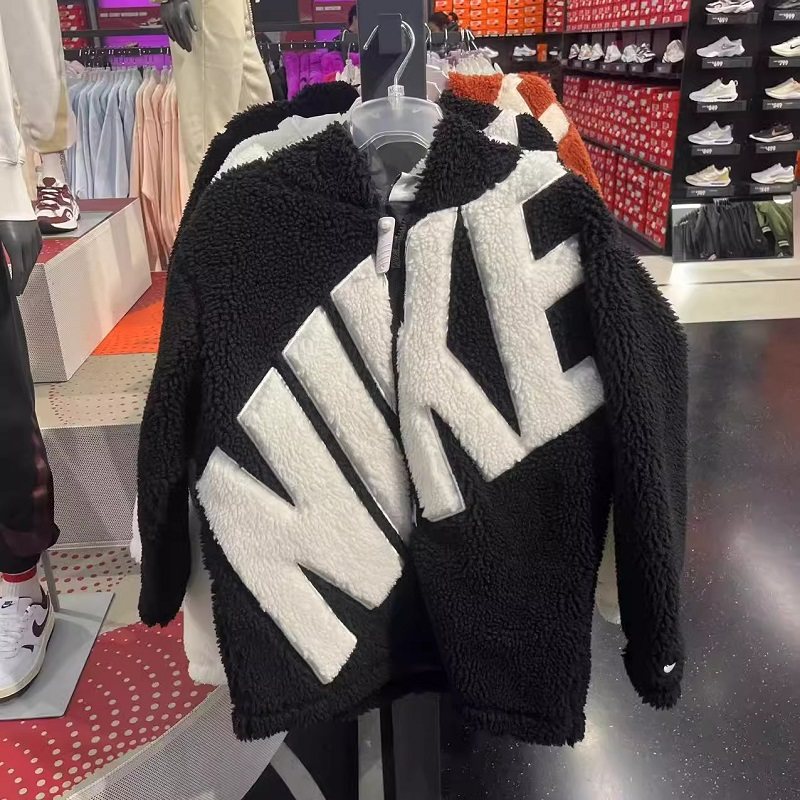 Nike/耐克 女子冬季加绒保暖防羊羔绒宽松加绒夹克外套FB8696-010