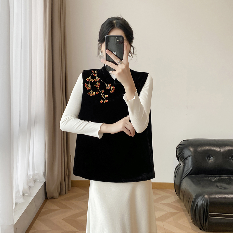 简约通勤优雅真丝丝绒马甲女2025新款秋季新中式金枝绿叶钉珠上衣