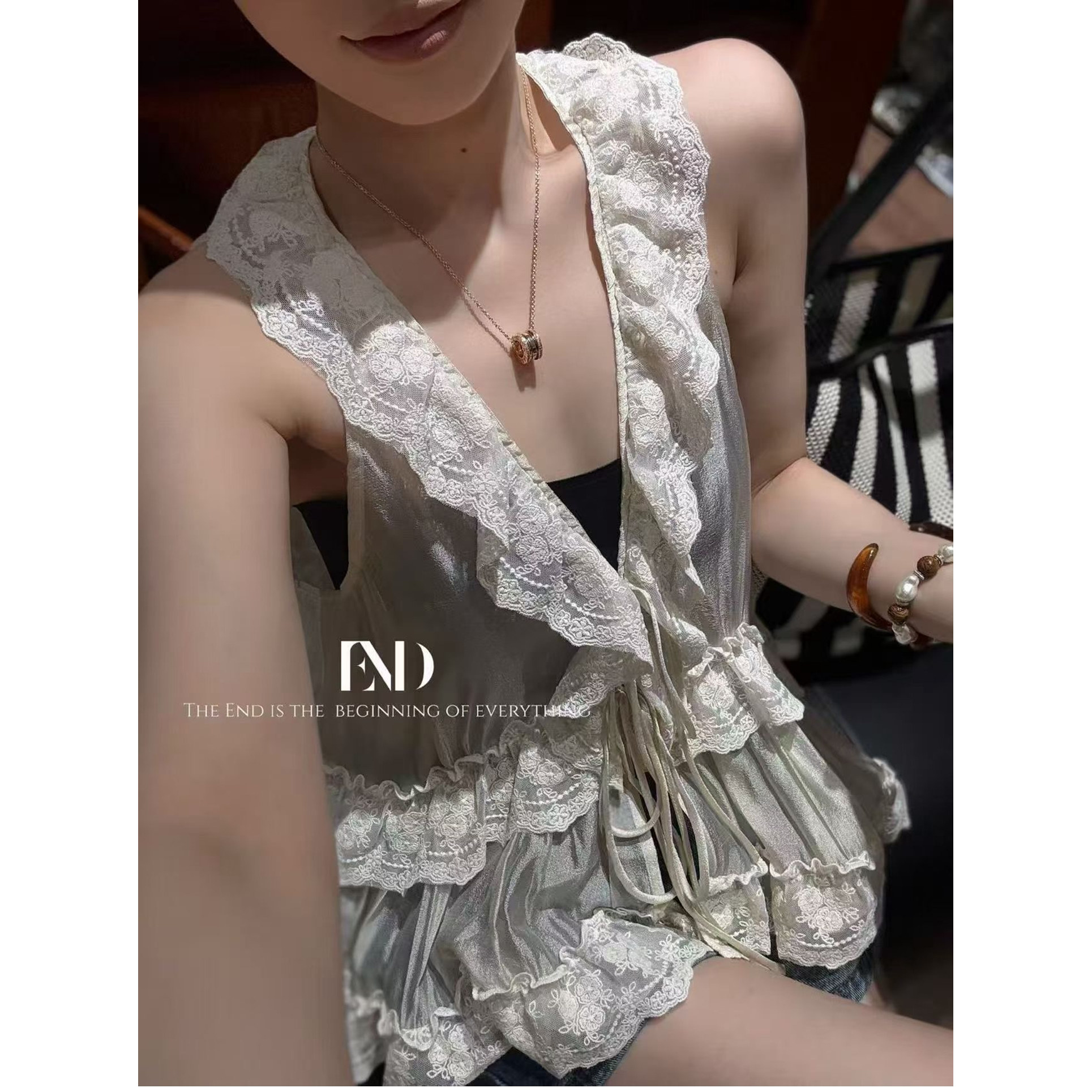 欧洲站2026夏季新款女潮时尚气质蕾丝荷叶边系带V领无袖衬衫背心