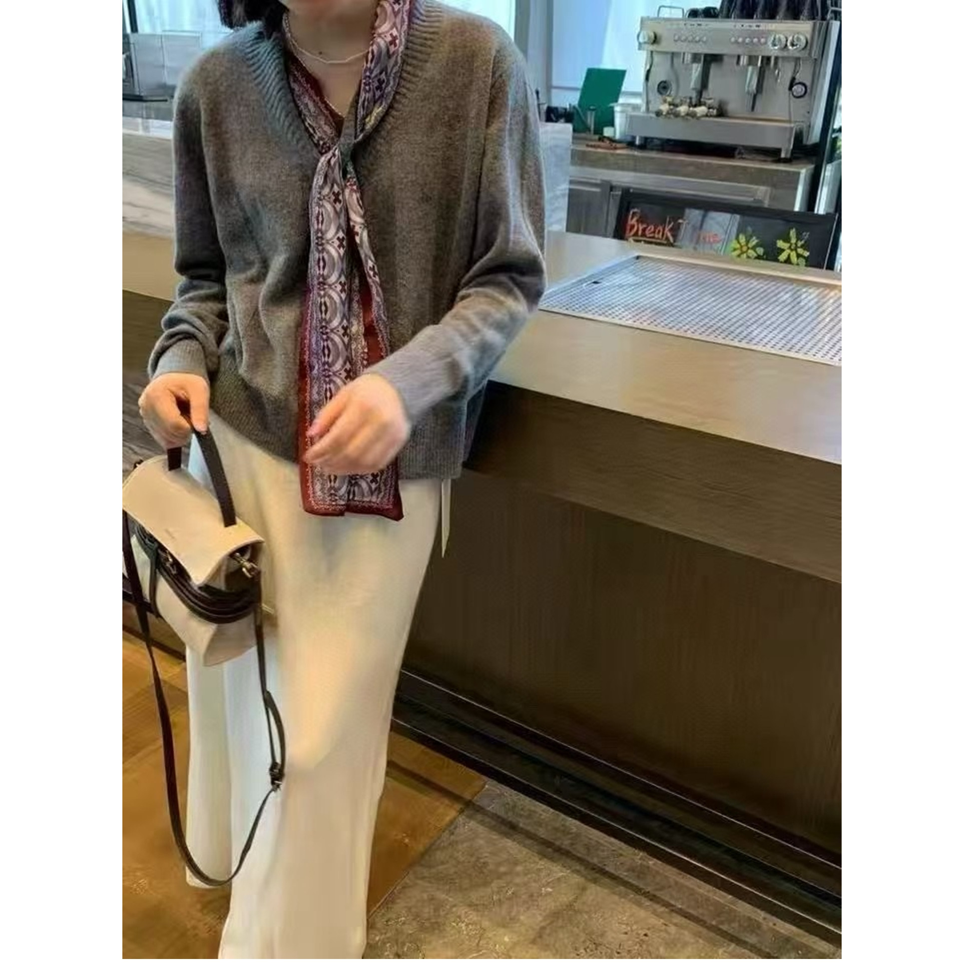 欧洲站2025秋季新款女气质软糯领口丝巾V领套头长袖羊毛针织衫