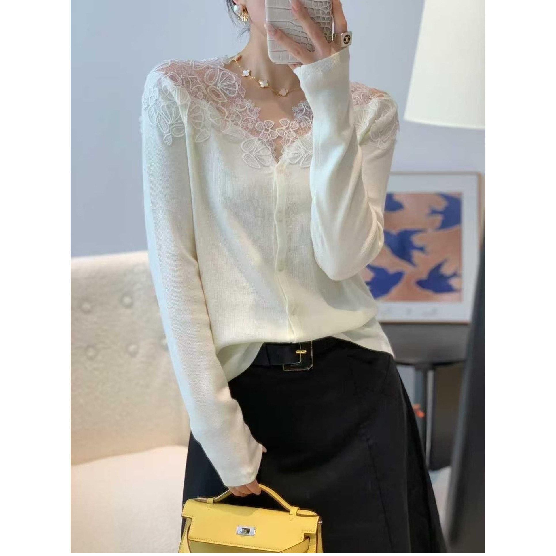 欧洲站2025早秋新款女潮时尚气质蕾丝边拼接V领长袖羊毛针织开衫,女装/女士精品,毛针织衫,淘宝优惠券,粉丝福利购,淘宝优惠卷