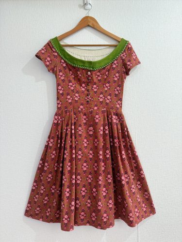 传统Dirndl dress 复古花纹棉布款 粉底小碎花与绿色藤蔓线条