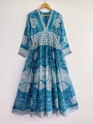 细致蓝白蕾丝印花 经典1960-70 年代Maxi dress 收腰超大裙摆长裙