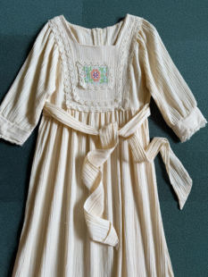 一件高腰线古董裙 温柔乖巧感 自然生成米色蕾丝花边刺绣装 饰