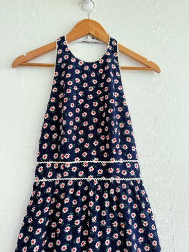 1970s Maxi dress 深蓝底小白雏菊，绕颈 剪裁 露背设计长裙