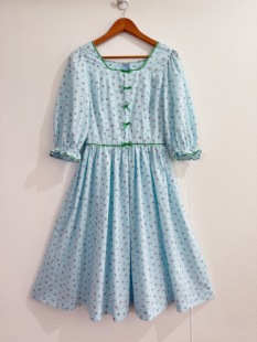 田园复古 巴伐利亚风格 清新水蓝碎花布 复古翻领剪裁设计 泡泡袖