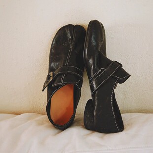 牛皮版~复古小众猪蹄分趾鞋皮带扣粗跟单鞋女2026春季通勤小皮鞋