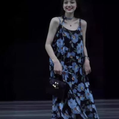 海边超出片连衣裙显白蓝调碎花连衣裙女2026夏季吊带背心度假长裙