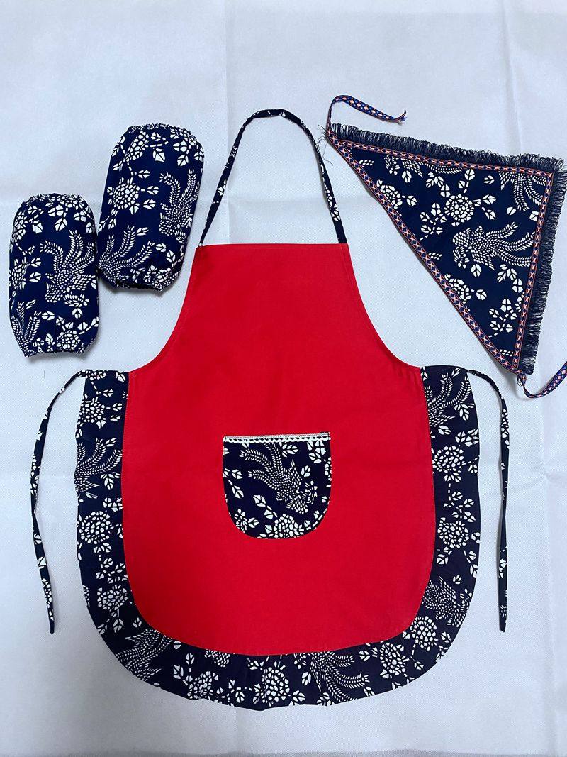 幼儿园小女生红色花边小围裙