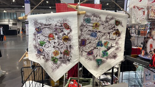 【影巷】迷宫饭 周边 地城旅途吧唧收纳旗+怪物吧唧