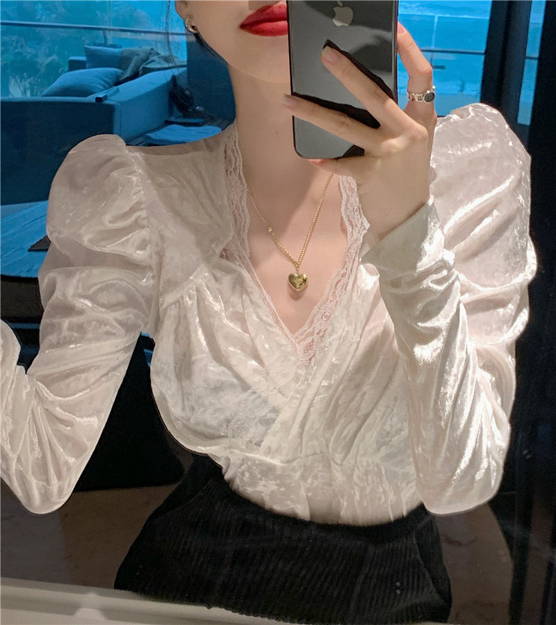 丝绒拼接蕾丝花边泡泡袖打底衫