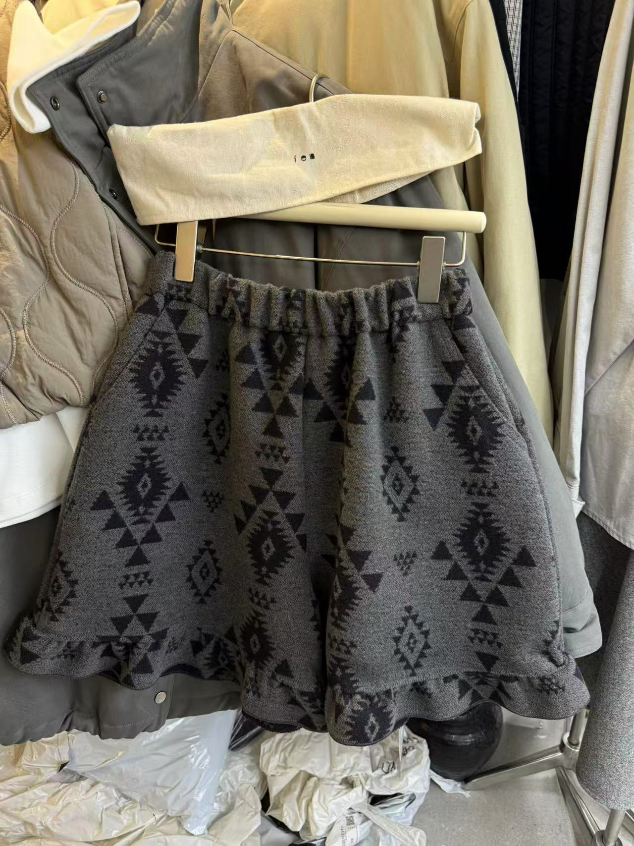2025年冬季新款韩版时尚百搭显瘦气质高腰短裤女几何图案灰色裙裤