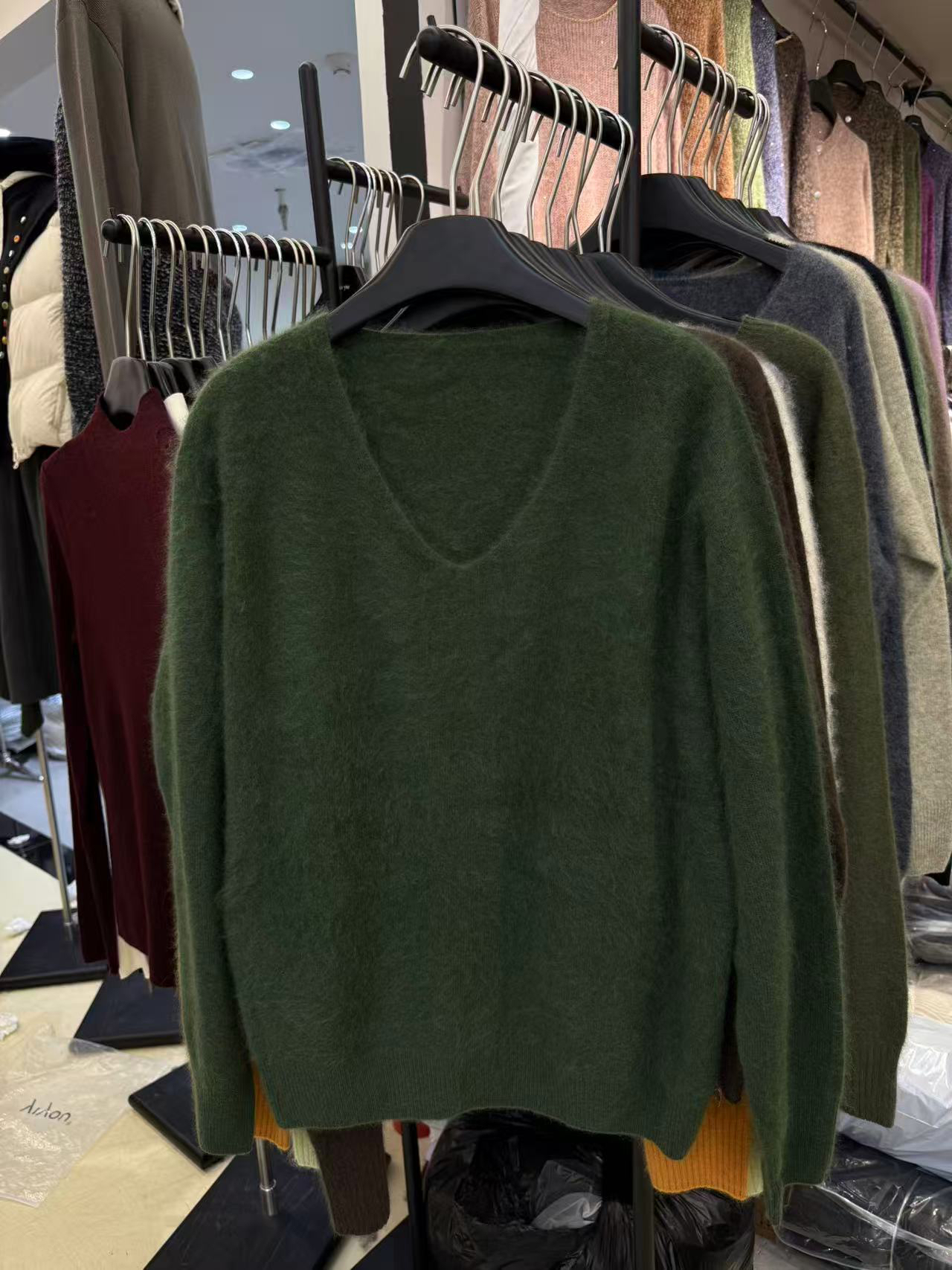 2025年冬季新款韩版时尚百搭显瘦气质V领绿色长袖针织衫毛衣上衣