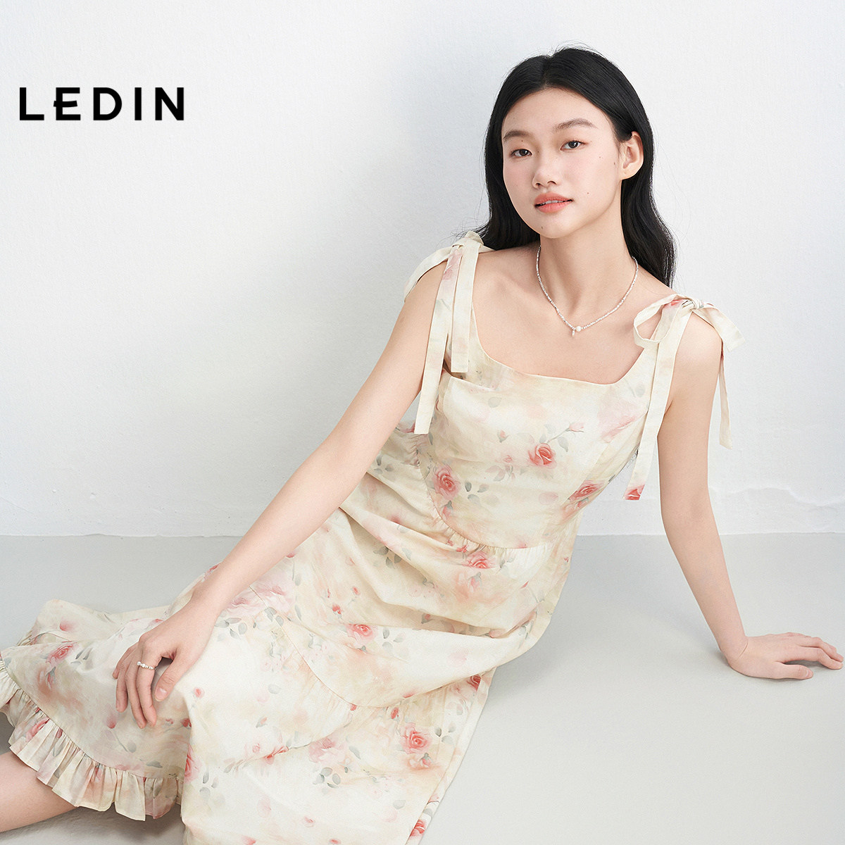 乐町晕染花卉蝴蝶结绑带肩带连衣裙女2025年夏季新款弧形蛋糕裙子