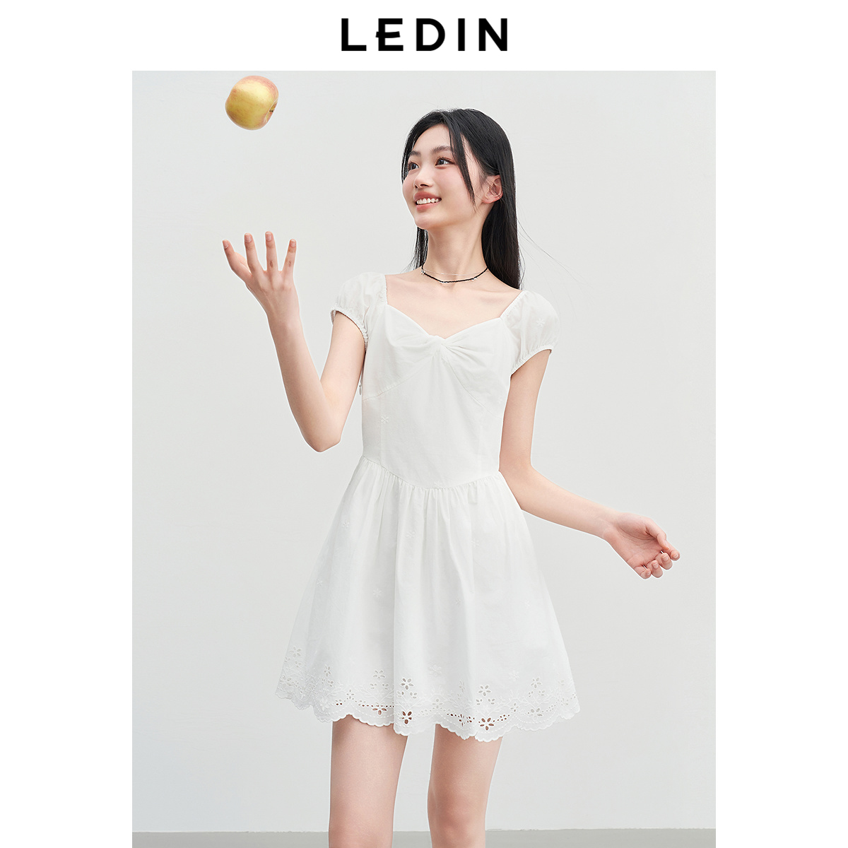 裙摆绣花 扭结造型