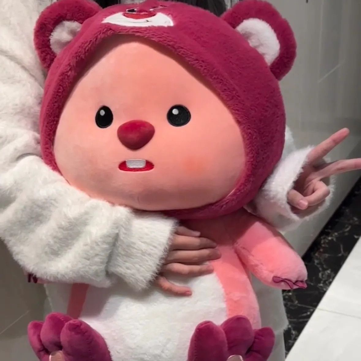 爆款草莓熊变身公仔大型玩偶睡觉抱枕海狸毛绒玩具圣诞礼物送儿童