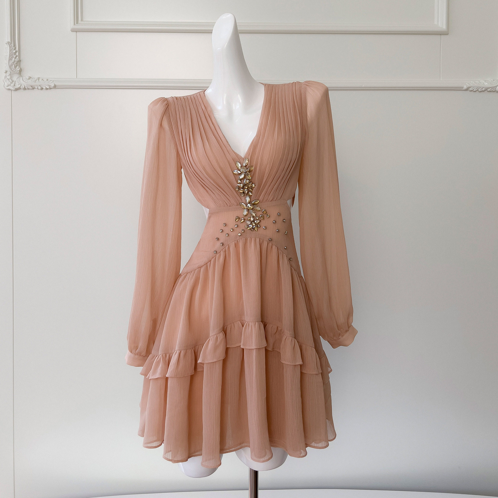 女款衣阁里拉2024秋冬新品香槟粉长袖V领收腰显瘦日常连衣裙新款