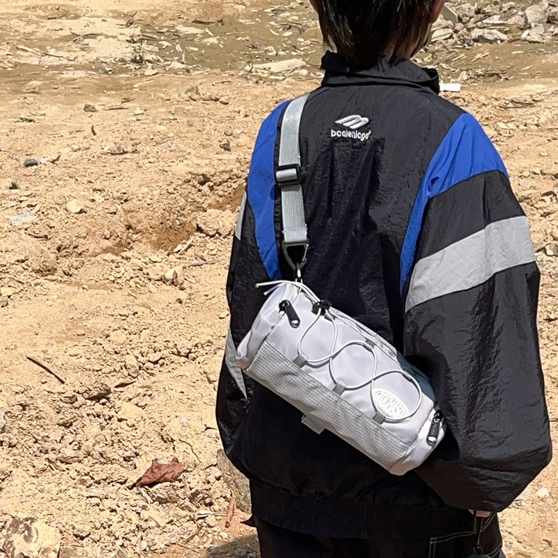 帅气男童单肩包2025新款儿童圆筒斜挎包女孩出游配饰小宝宝零钱包