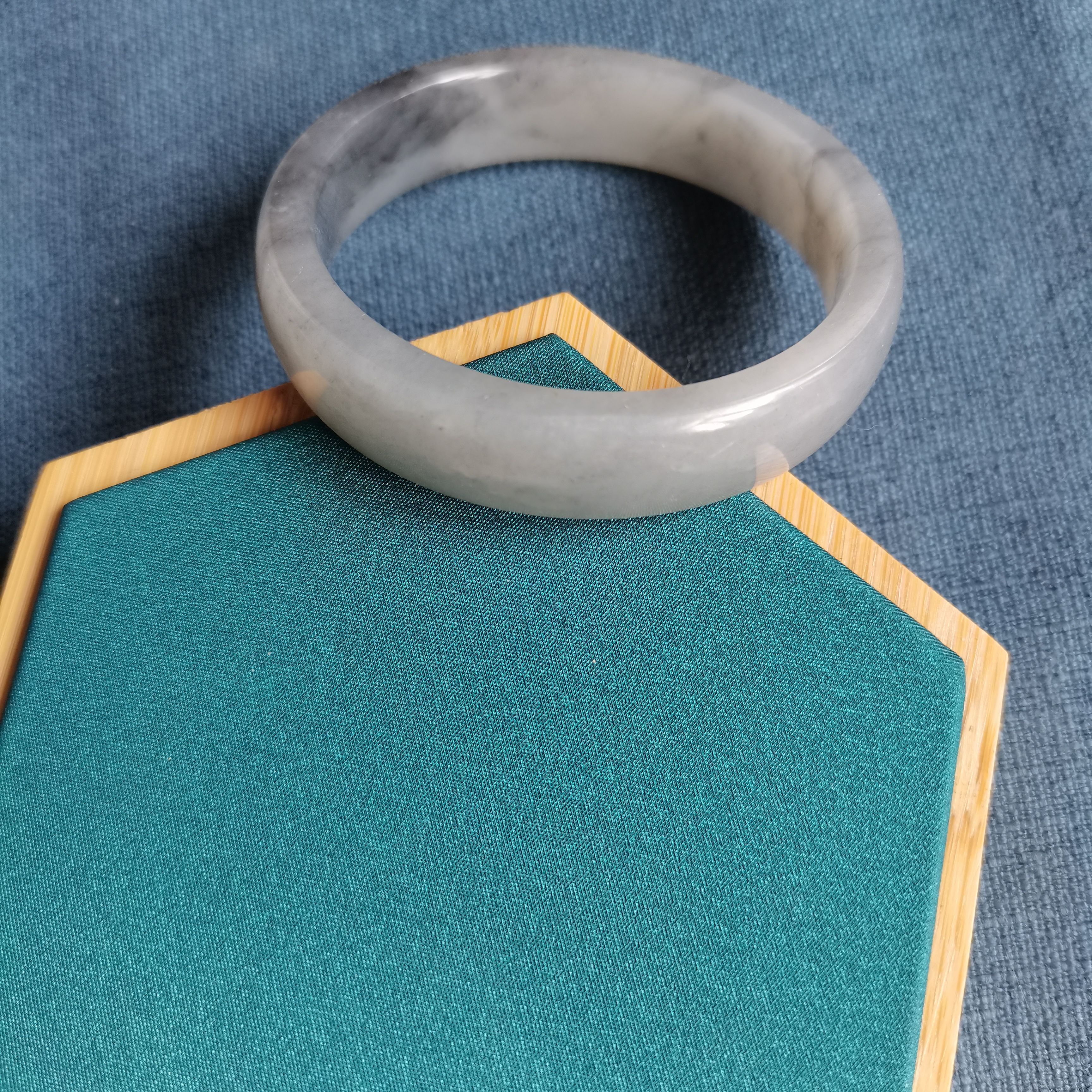 新疆和田玉青花籽料手镯内径54.6mm