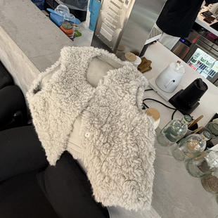 D186 Cecil圆领毛毛保暖马甲 含15羊毛